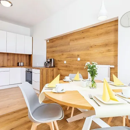 Platan Tower Baltic & 아파트 슈비노우이스쳬